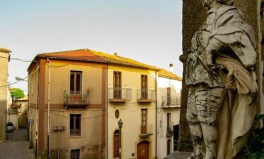 statua del duca fabrizio caracciolo