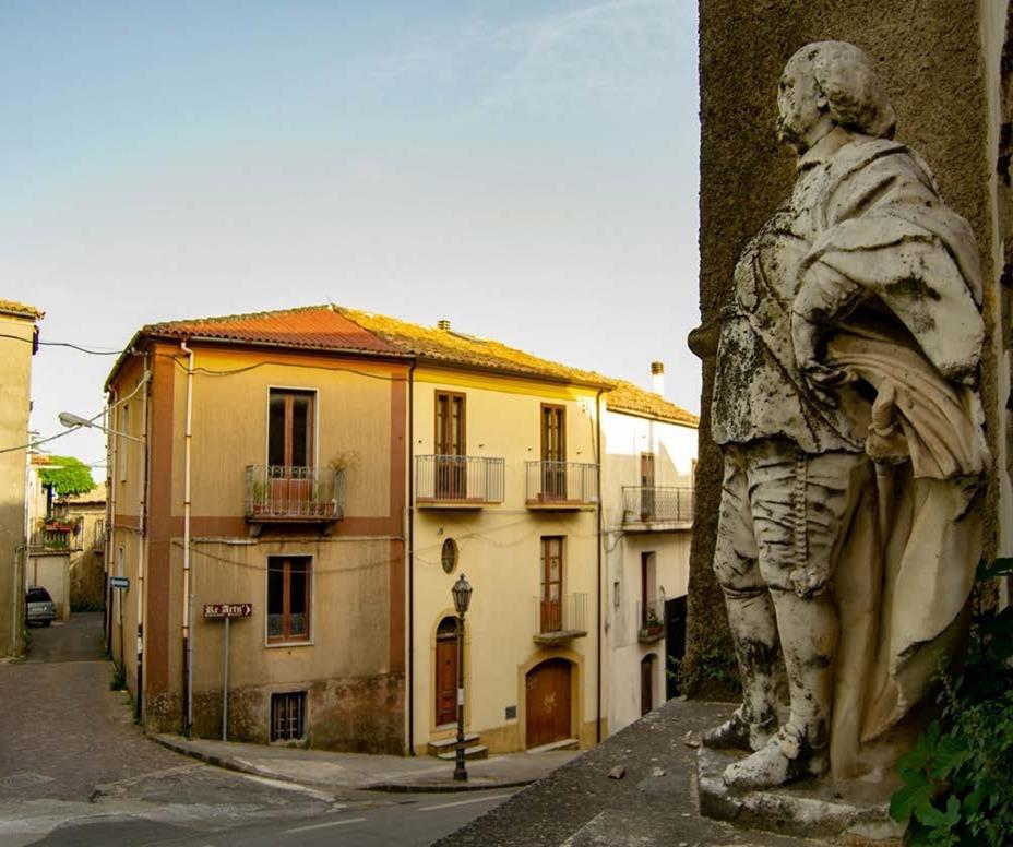 statua del duca fabrizio caracciolo